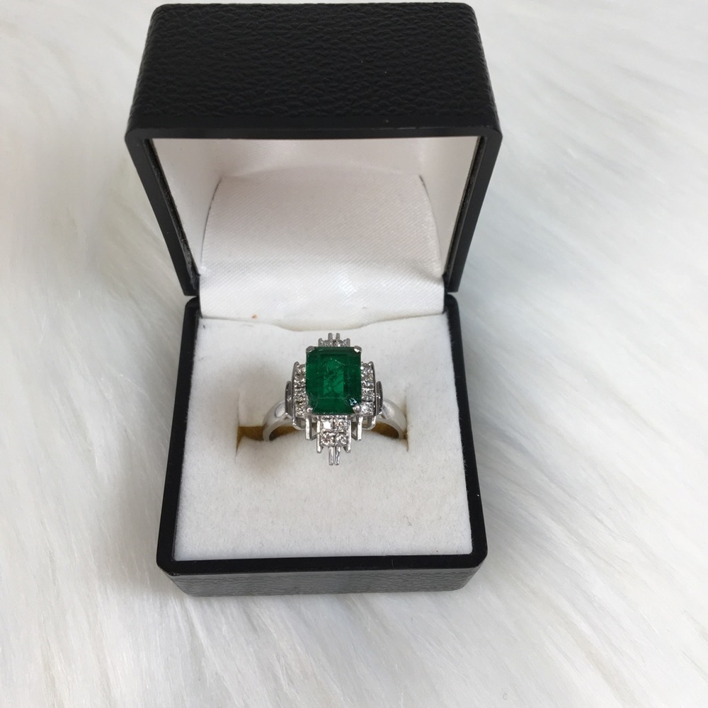 Emerald and diamond Platinum Ring
